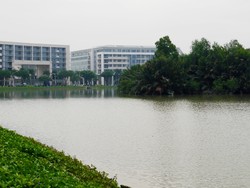 Danau Setengah Lingkaran yang Unik di Vietnam