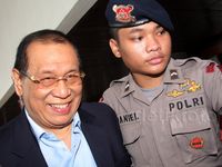 Usai Rapat, Kahar Muzakir Dikawal Brimob