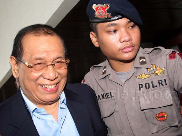 Usai Rapat, Kahar Muzakir Dikawal Brimob