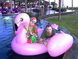 Syahrini: Naik Helikopter Hingga Tunggangi Angsa Bareng Dash Berlin