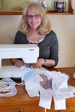 Nenek Ini Daur Ulang Gaun Pengantin Jadi Baju Cantik untuk Jenazah