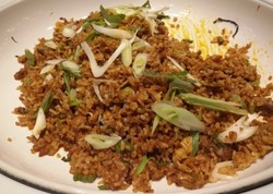 Yuk Makan Siang dengan Nasi Goreng Rendang Pedas Harum