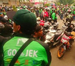 Ribuan Driver Hijau Geruduk Kantor Bandung: Tutup Go-Jek!