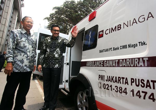 CIMB Niaga Serahkan Ambulans ke PMI