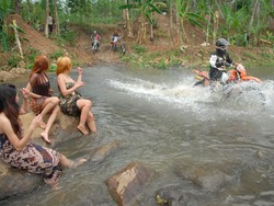 Ketika Gadis-gadis Mandi di Sungai Kagetkan Offroader