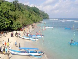 Asyiknya Berenang Bareng Sahabat di Pantai Pangandaran