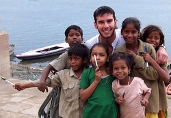 Inspiratif: Pria yang Traveling Bawa Pensil Demi Mengubah Dunia