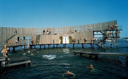 Kolam Ini Lokasinya di Laut