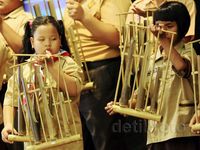 Penyandang Disabilitas Unjuk Kebolehan Bermain Musik