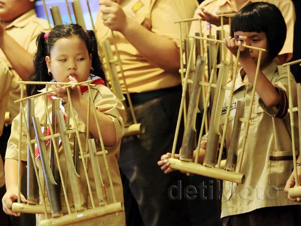 Penyandang Disabilitas Unjuk Kebolehan Bermain Musik