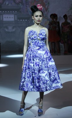 Gaun Batik Pekalongan dalam Nuansa Oriental Karya Sutanto Danuwidjaja