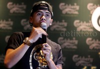 Pemain timnas futsal Andriansyah Agustin memberikan penjelasan terkait Carlsberg Futsal Tournament 2015.