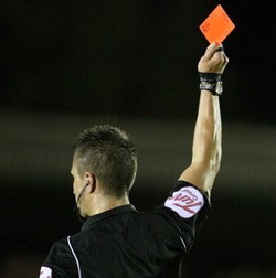 Wasit Thailand Ini Bulan Lalu Diamuk Suporter, Sekarang Dapat Hukuman