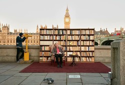 Bukan Studio, Latar Foto Ini Ada di Tepian Jalan New York