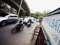 Keramaian Lalu Lintas di Perlintasan KA Kalibata