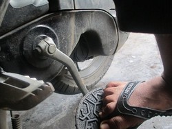 Gunakanlah Kick Starter pada Motor Matik