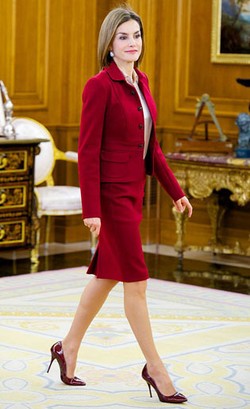 Foto: Gaya Ratu Letizia dari Spanyol Memakai Gaun Mini Jadi Kontroversi