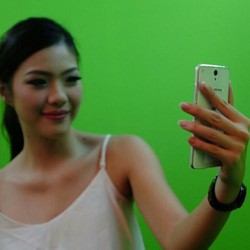 Ponsel Lenovo dengan 2 Kamera Selfie Unjuk Gigi