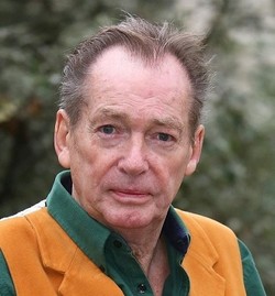 Ketika Seorang Kakek Seret Apple ke Meja Hijau