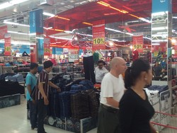 Carrefour Cuci Gudang, Baju Hingga Celana Diskon 70%