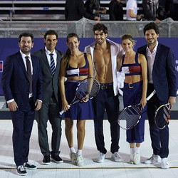 Tampil di Ekshibisi Tenis, Nadal Kenakan Jas dan Berdasi