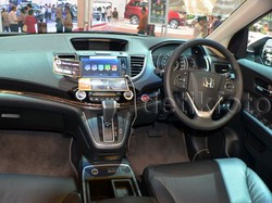 Polisi: Jangan Nonton TV Saat Nyetir, Siap-siap Ditilang