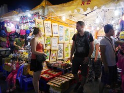 Di Vietnam, Bule Juga Senang Belanja di Pasar