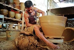 Melihat Sentra Pembuatan Keramik Plered di Purwakarta