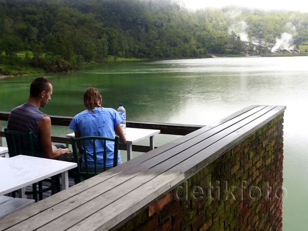 Melihat Keindahan Danau Linow di Tomohon