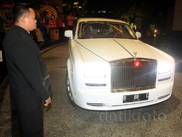 Mobil-mobil Mewah di Resepsi Putri Novanto
