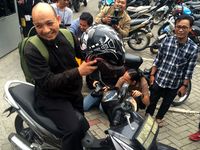 Novel Baswedan Pulang Naik Motor