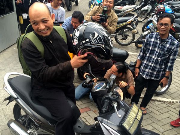 Novel Baswedan Pulang Naik Motor Novel Baswedan Pulang Naik Motor