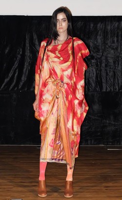 Foto: Mengintip Koleksi Elvara Subyakto yang Angkat Kain Sulawesi Selatan