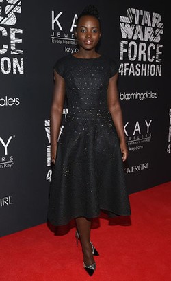 Lupita Nyongo Pakai Gaun yang Bisa Menyala di Premier Star Awars 7