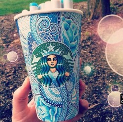 Wanita Ini Ubah Cup Starbucks Jadi Karya Seni yang Cantik
