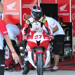 Dimas Ekky Start dari Baris Tengah