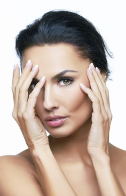 5 Bahan Alami untuk Menebalkan Alis