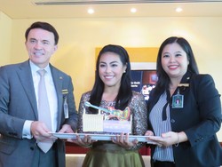 Signature Rainbow Guitar, Kue Natal Rancangan Kamasean Matthews