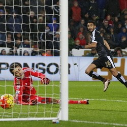 Hat-trick Mahrez Bawa Leicester ke Puncak Klasemen