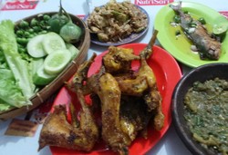 RM Sajolna: Gurih-gurih Legit Ayam Kampung Goreng Khas Purwakarta