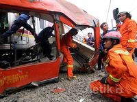 Begini Penampakan Metromini Hancur dan Terlindas Commuter Line