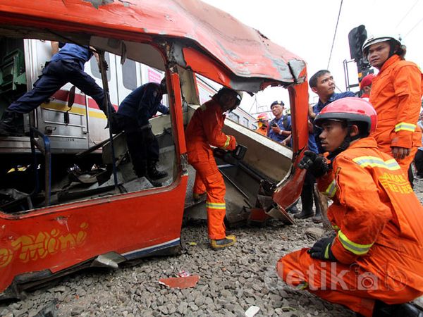Begini Penampakan Metromini Hancur dan Terlindas Commuter Line