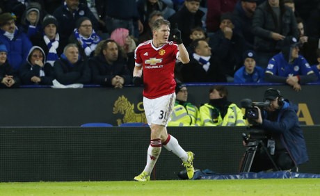 West Ham: Schweinsteiger Mestinya Dikartu Merah