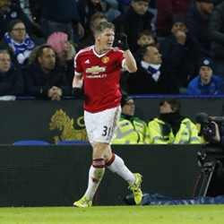 West Ham: Schweinsteiger Mestinya Dikartu Merah
