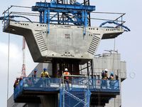Pemasangan Box Girder di Tiang Jalan Layang Busway