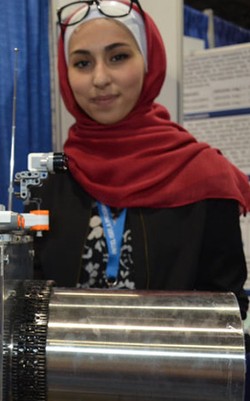 Ini Hijabers Cantik yang Rancang Alat untuk Bersihkan Sampah Luar Angkasa