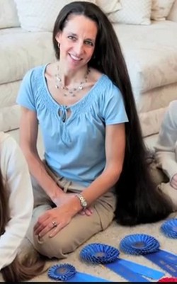 Wanita Ini Tidak Pernah Potong Rambut Selama 43 Tahun, Seperti Apa Rupanya?