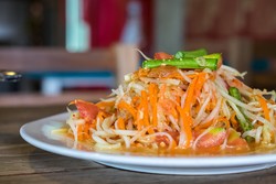 Segar Renyah Som Tam, Selada Pepaya Muda Thailand untuk Santap Malam