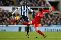Papiss Cisse (kiri) berebut bola dengan Lucas Leiva (kanan). Lee Smith/Reuters/detikFoto.