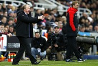 Steve McClaren (kiri) memberikan pengarahan kepada para pemain Newcastle United. Lee Smith/Reuters/detikFoto.